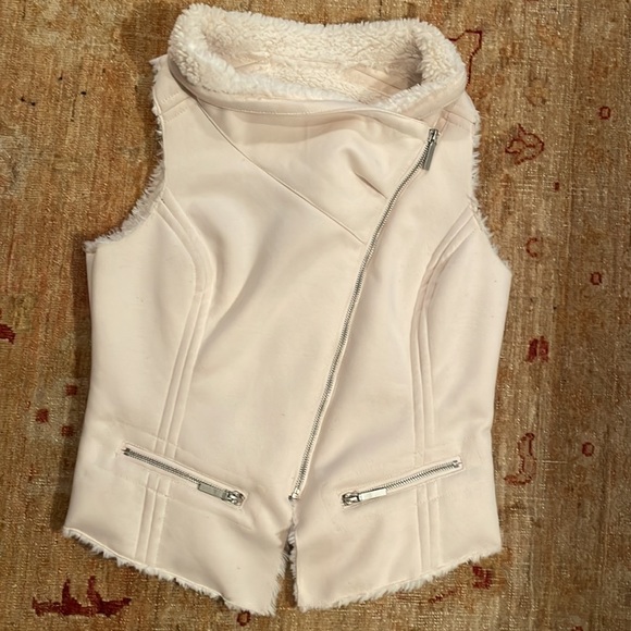 Runway Faux Fur Vest - Picture 5 of 8